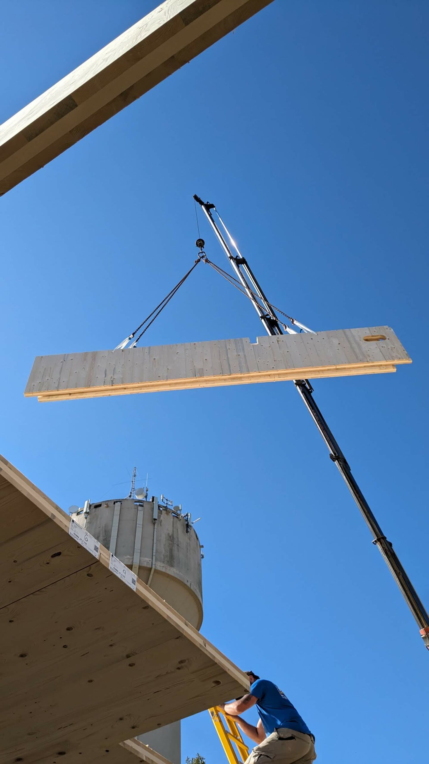 Panneau mur CLT avec grue